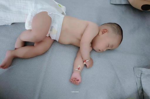 舞钢两个月宝宝肚子胀气